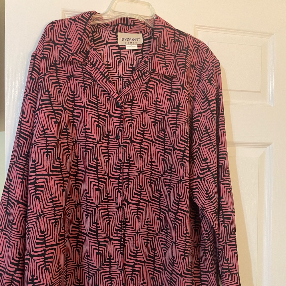 Donnkenny Woman Long Sleeved Pink and Black Geometric Blouse New with Tags